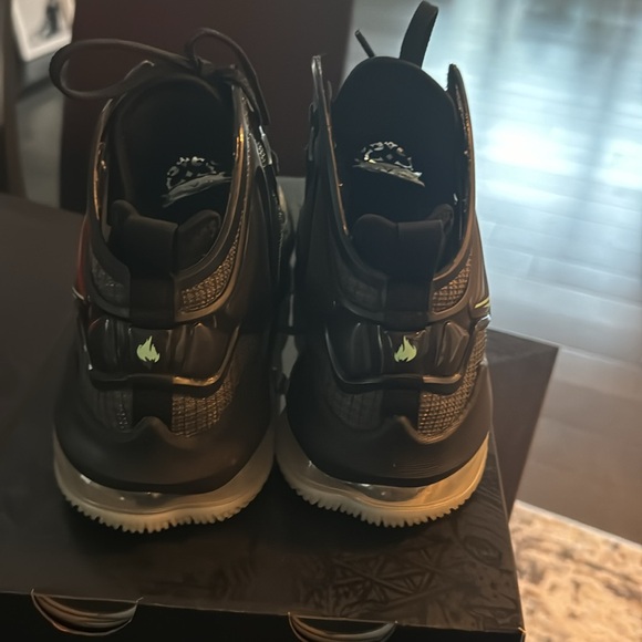 Lebron XIX gs size 6 youth - Picture 4 of 9